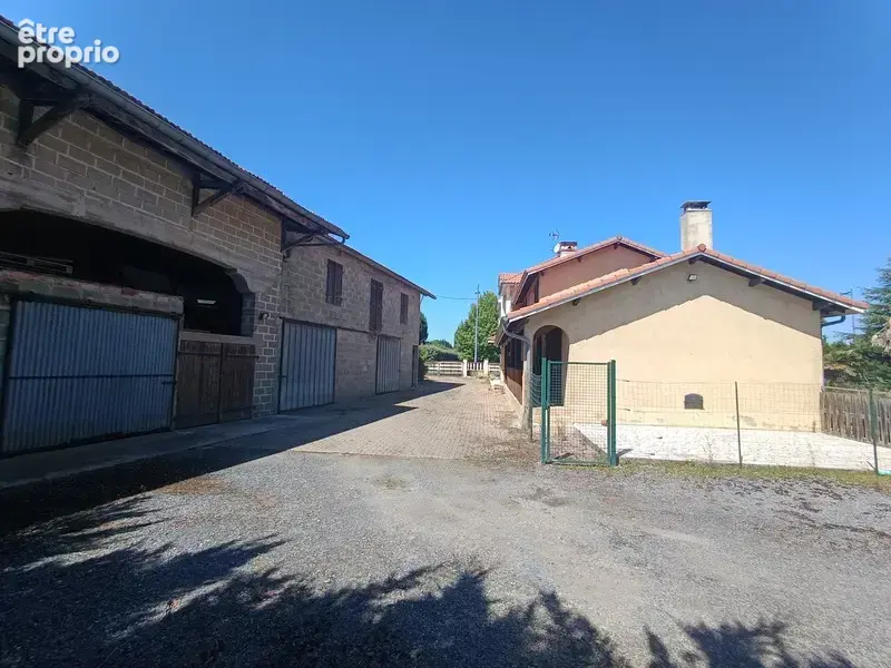 Ensemble immobilier compose de deux habitations avec depandances - photo 11