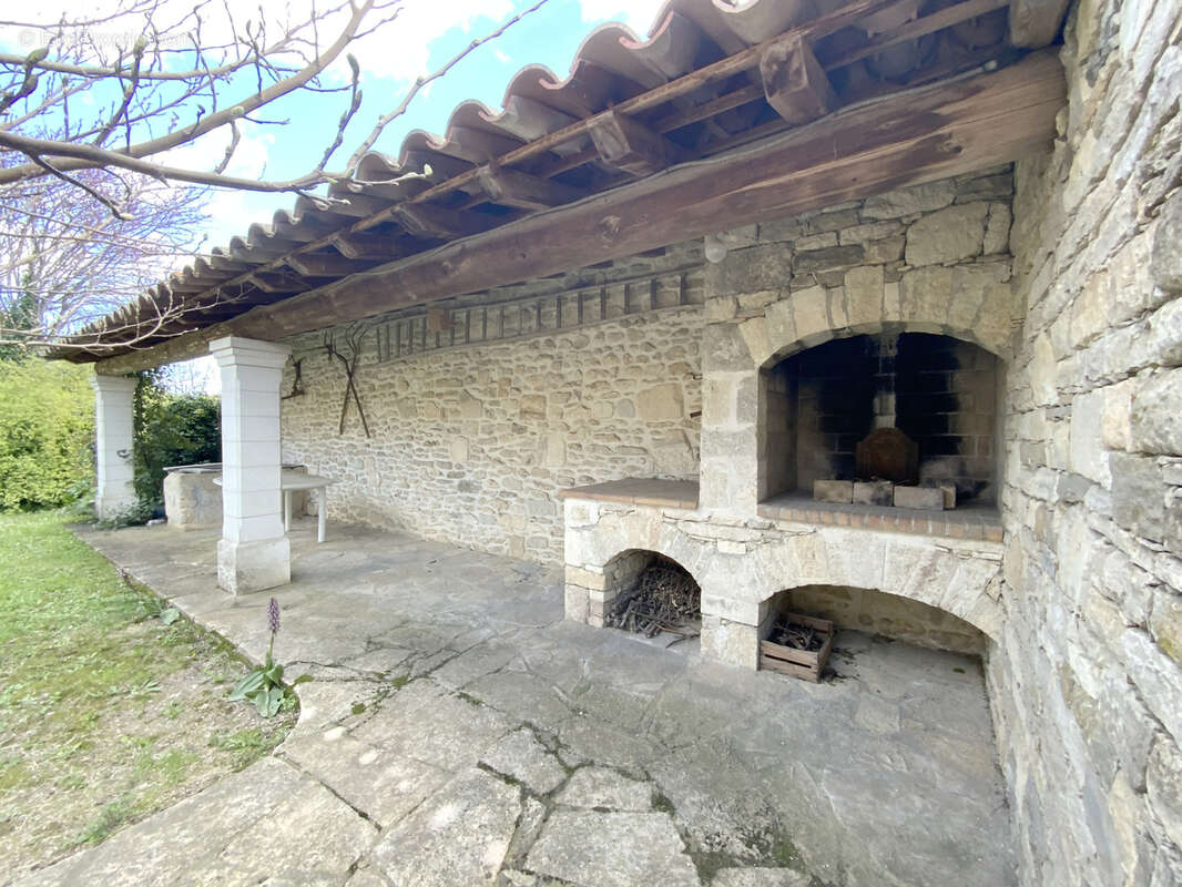 A quelques pas de la place aux herbes magnigique terrain de 7300 m2 constructible. - photo 3