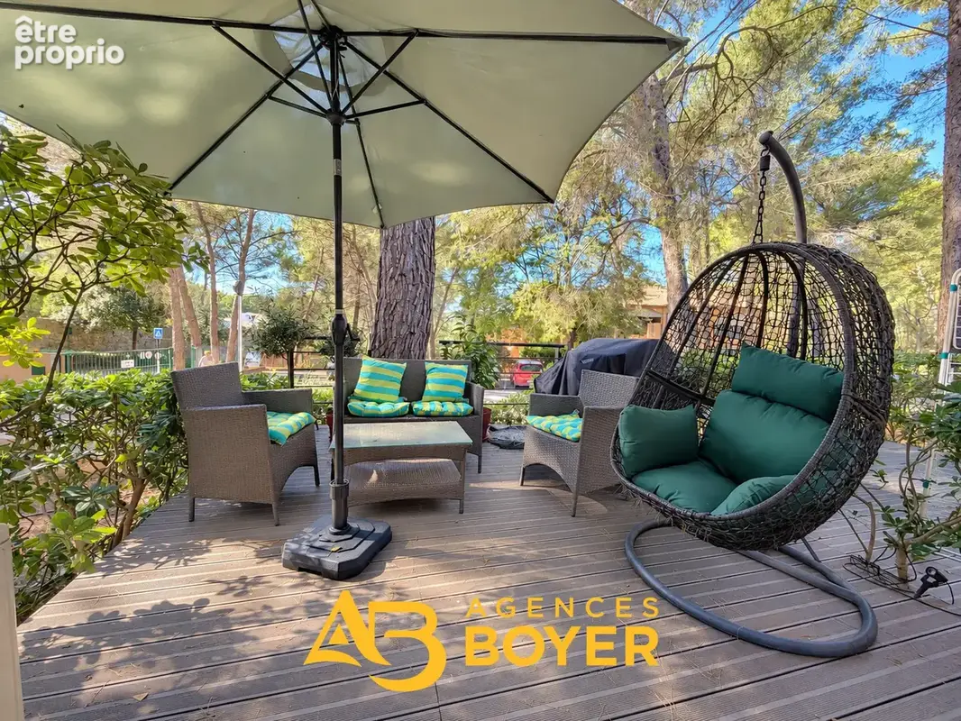 Studio rénové, terrasse de plain-pied, résidence avec piscine entre bandol et sanary. - photo 1