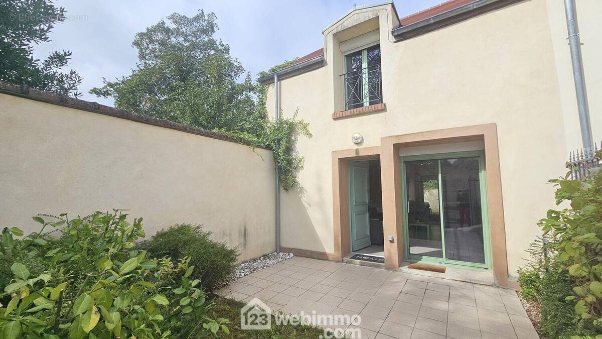 Venez découvrir cette belle maison de 65 m² avec un jardin de 60 m². - Maison à MILLY-LA-FORET