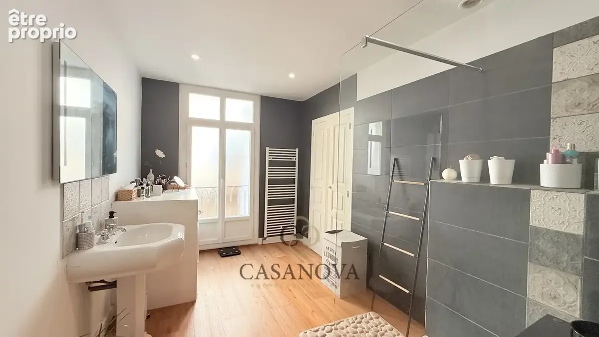 Appartement de caractère rénové avec terrasse dans un hôtel particulier à Béziers - photo 9