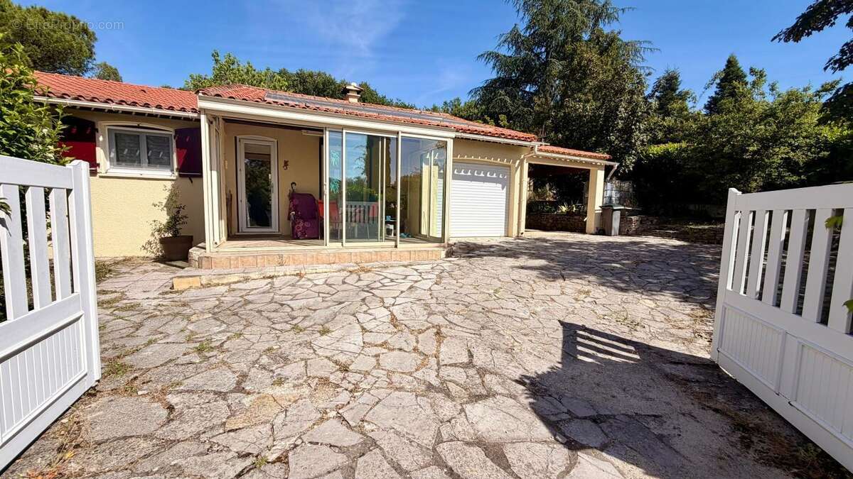 Maison de plain-pied 3 chambres avec jardin paysagé de 730m² et double vérandas - photo 3