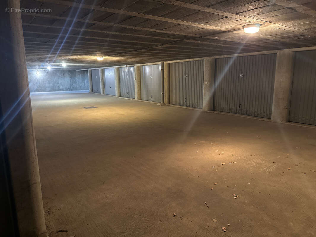 Parking à SAINT-HILAIRE-DE-RIEZ