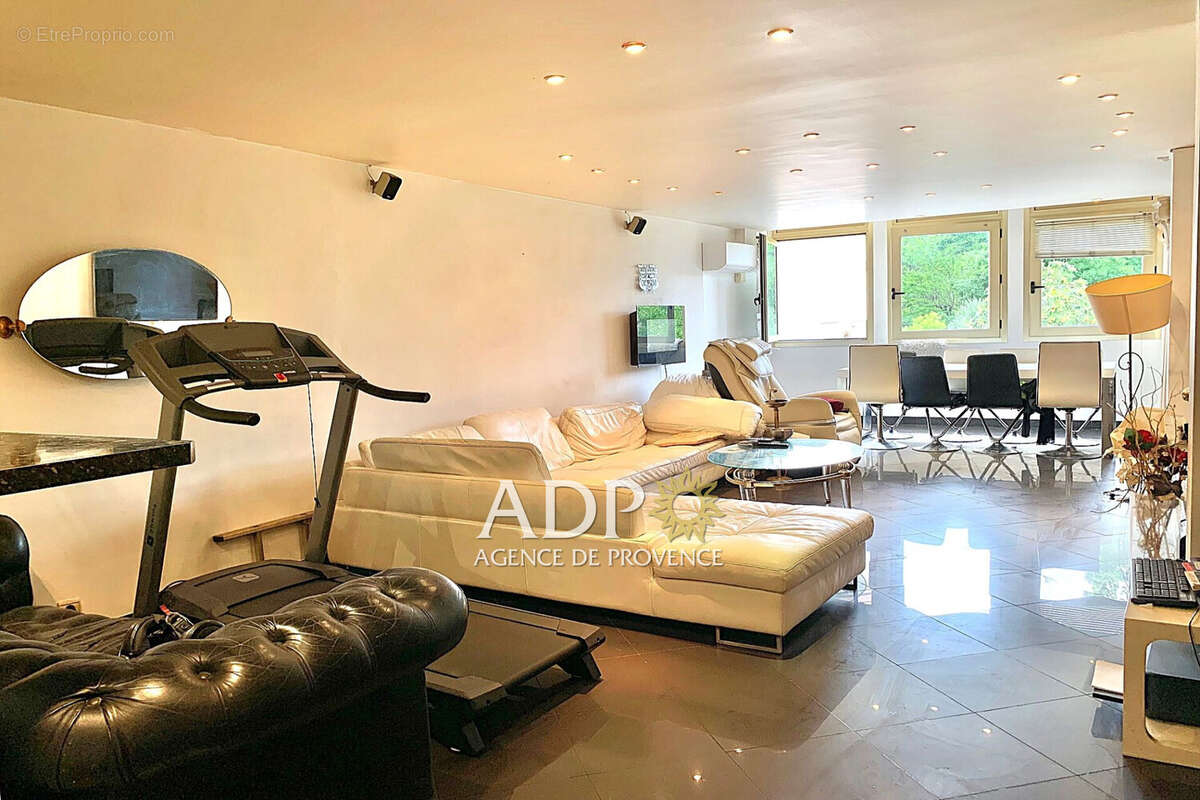 Commerce à MANDELIEU-LA-NAPOULE