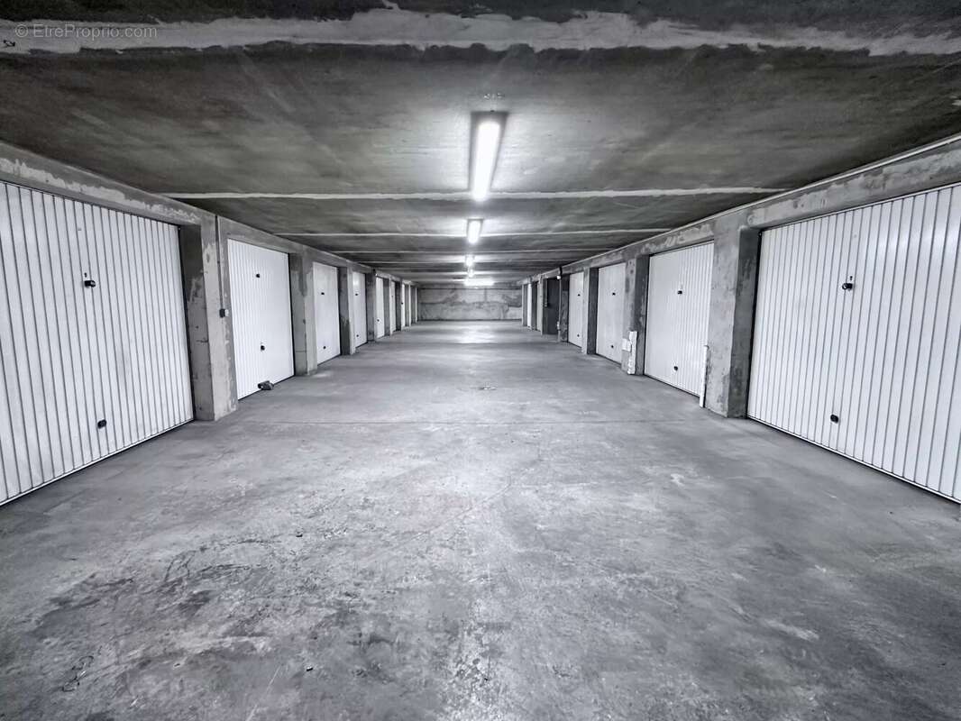Parking à CANET-EN-ROUSSILLON