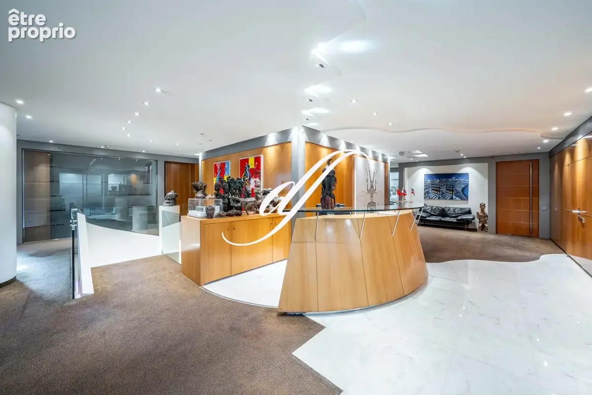 Photo Commerce à Saint-Cloud au prix de 3 360 000€