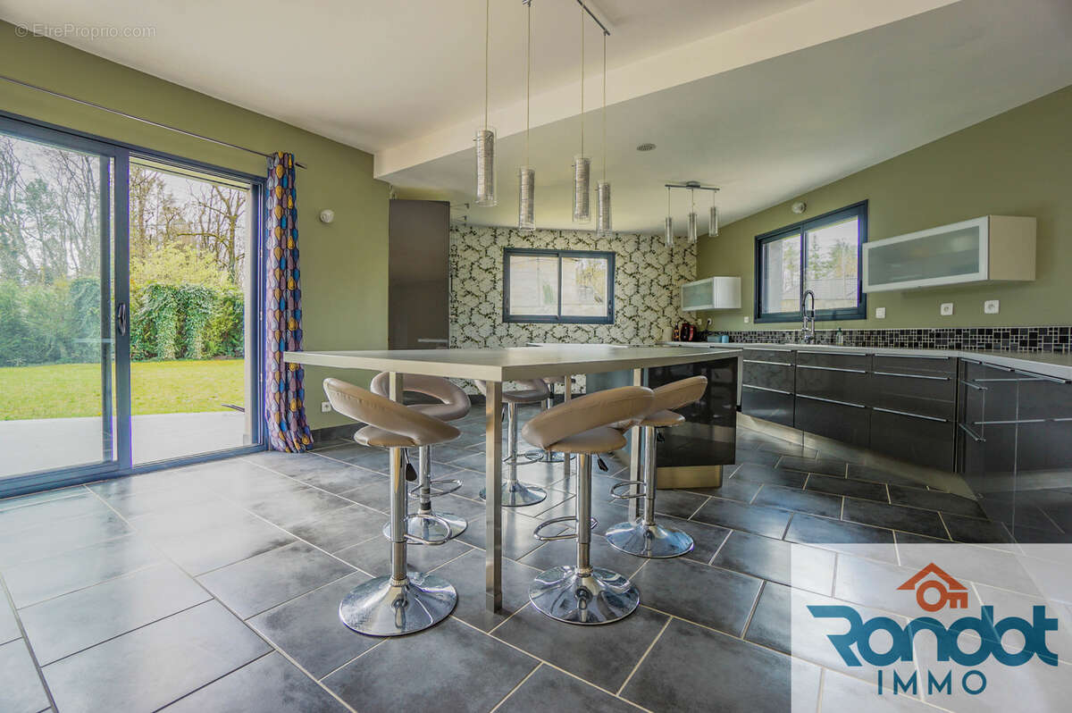 Maison 10 pièces / 6 chambres / 380 m2 / 2045 m2 terrain + piscine intérieur - photo 5