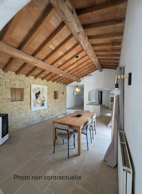 Maison à ENTRAIGUES-SUR-LA-SORGUE