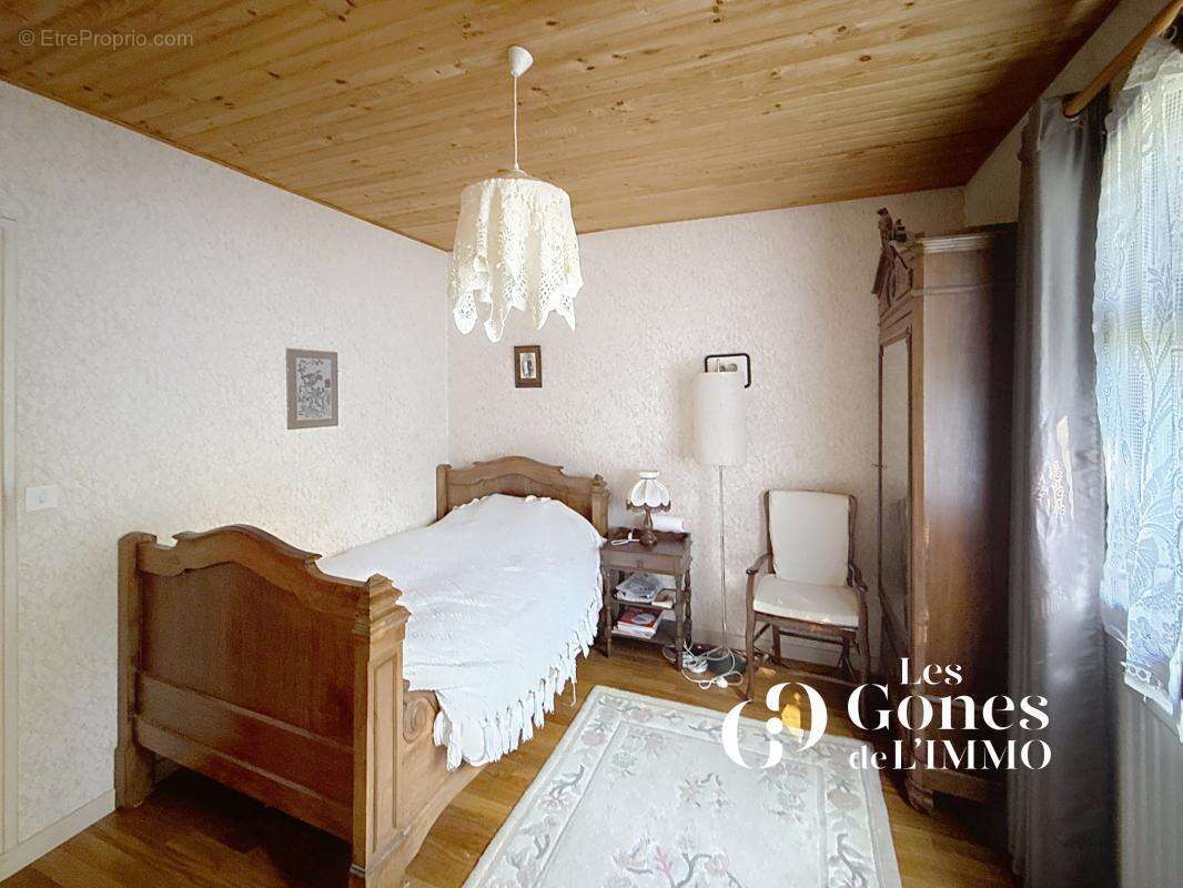 Maison à SAINT-GENIS-LES-OLLIERES