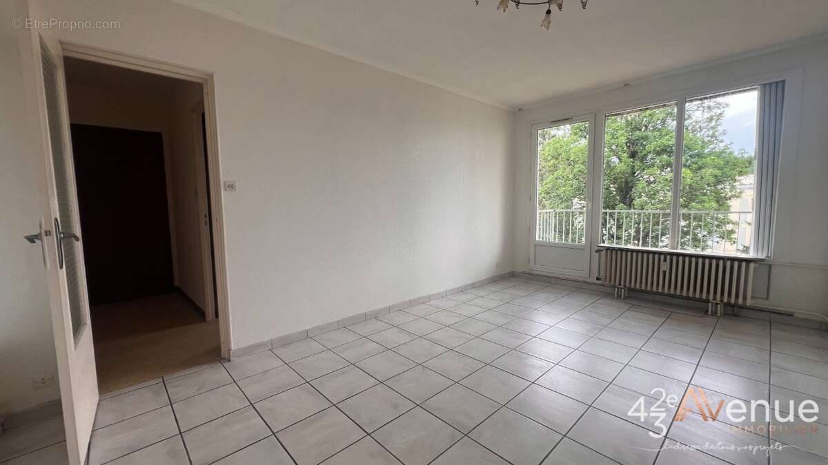 Appartement 64 m² à Saint-Etienne  - photo 2