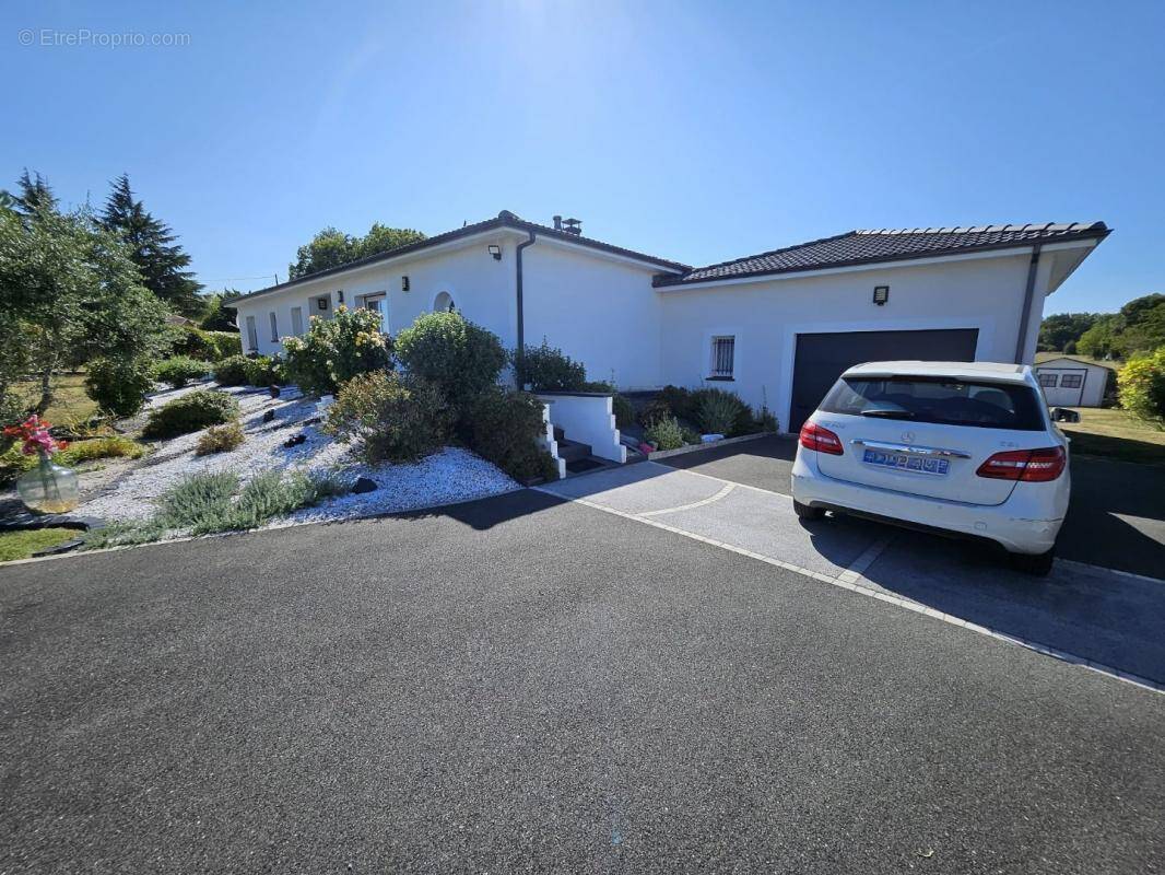 Maison à LA CHAPELLE-GONAGUET