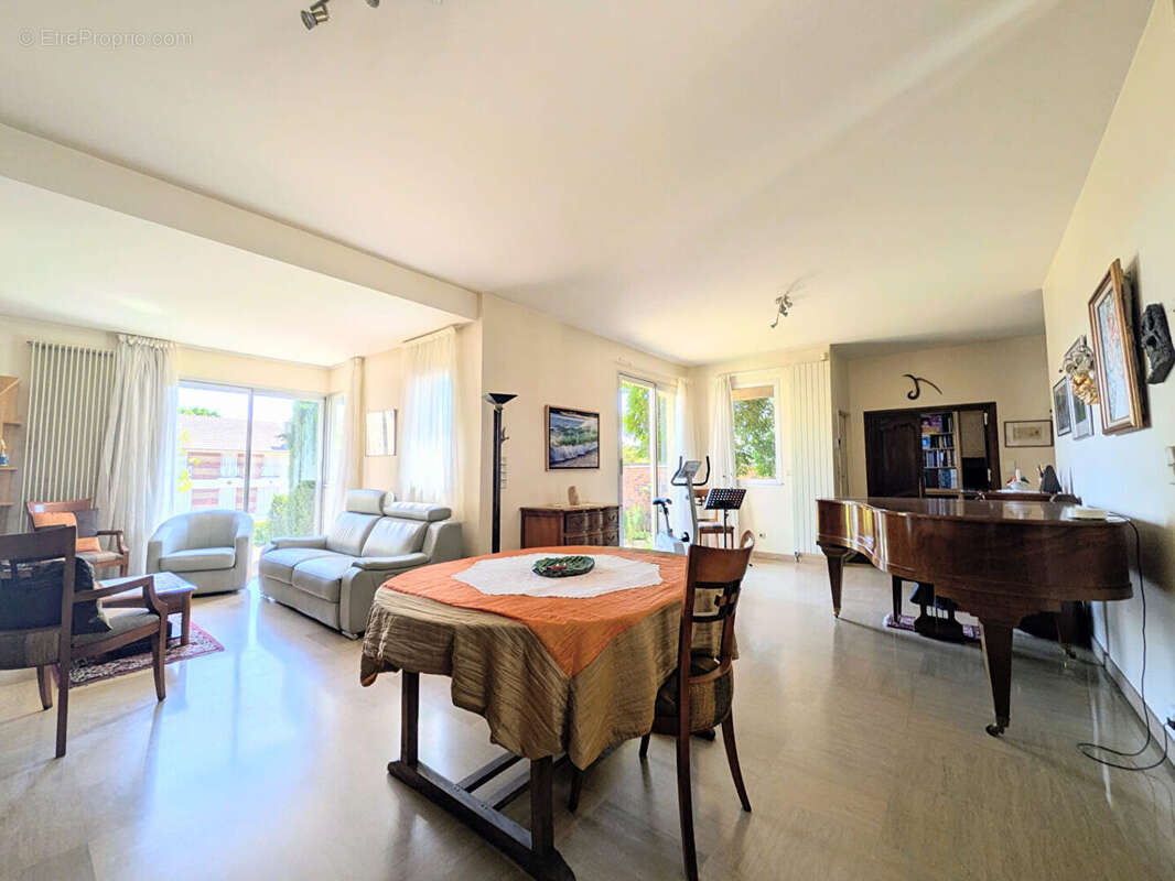 Maison d'architecte familiale de 170 m² avec jardin, terrasses et double garage dans un quartier résidentiel recherché - photo 3