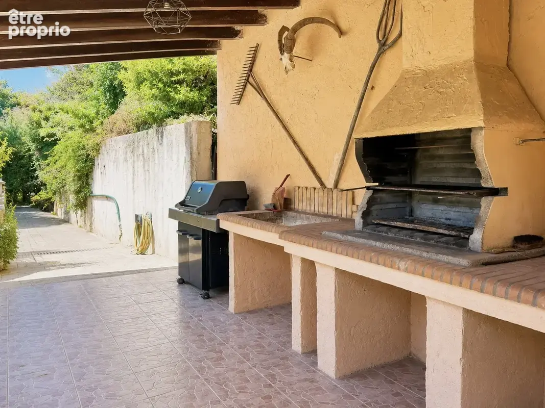 Maison de charme avec piscine, jardin et belle vue dégagée - photo 7