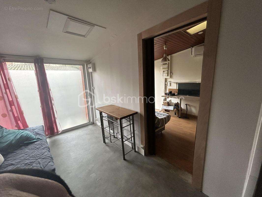 IDEAL AU INVESTISSEUR  2 STUDIO 11M² CHACUN  dans une allée de box sécurise très  proche du TRAM T9 (5 minute à pied) LE PRIX NE - photo 7
