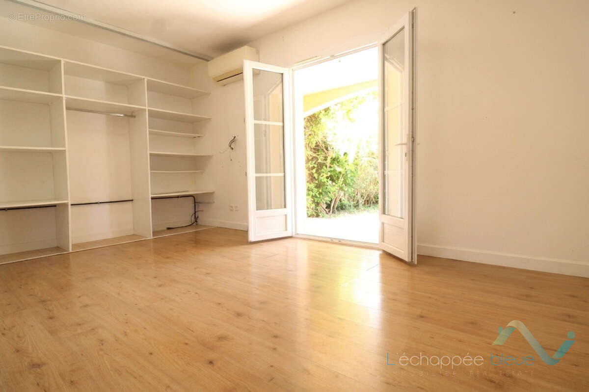 Vente appartement/maison T3 avec jardin  à Cogolin - photo 6