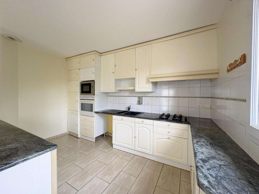 Maison 149 m² à Villedieu-Les-Poeles  - photo 4