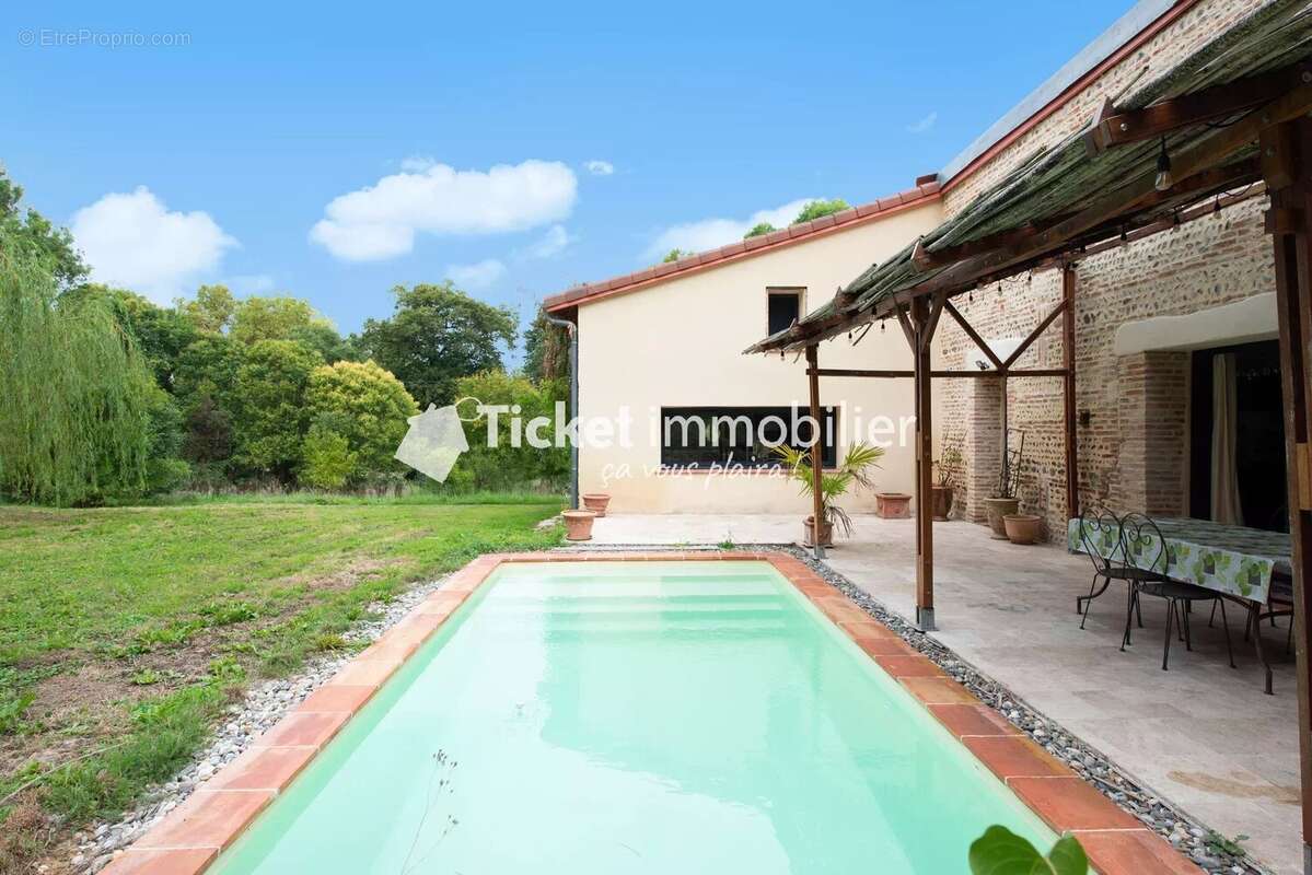 Maison à MONTAIGUT-SUR-SAVE