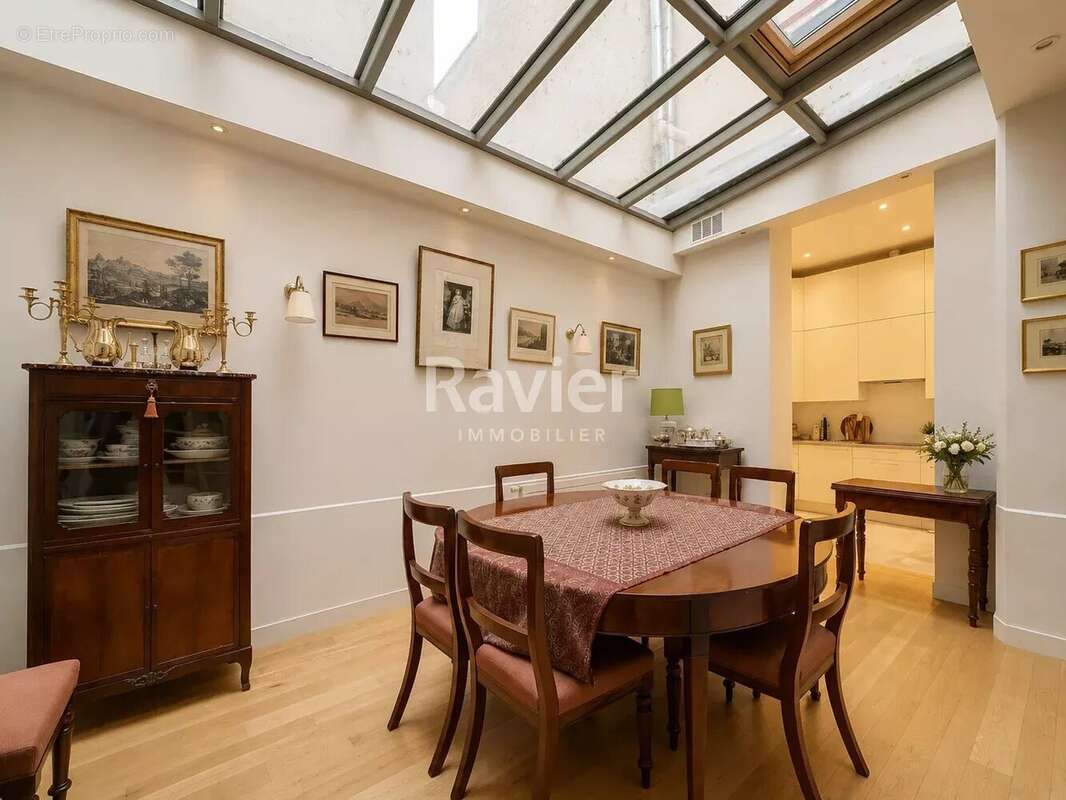 Appartement à PARIS-16E
