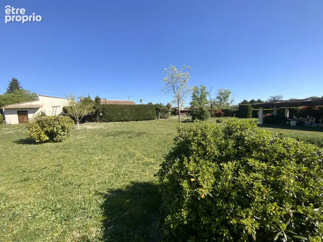 Villa de plain-pied, piscine, terrain paysagé et appartement indépendant. - photo 4