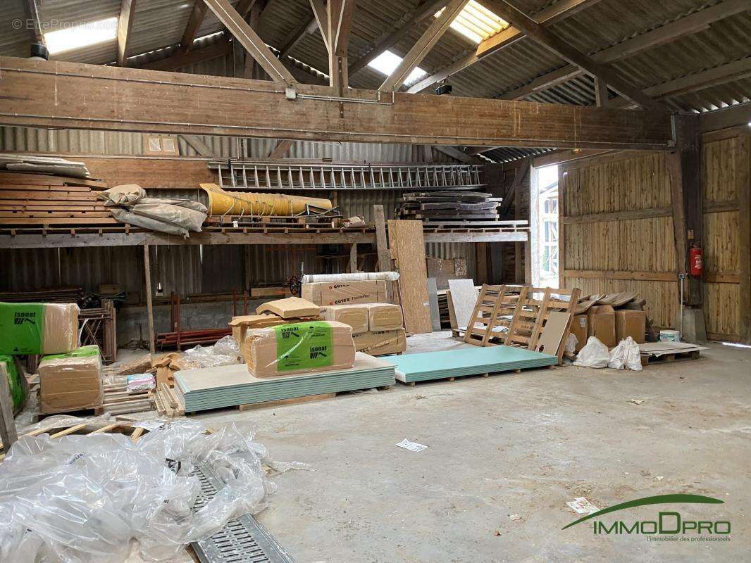 Commerce à AVREMESNIL