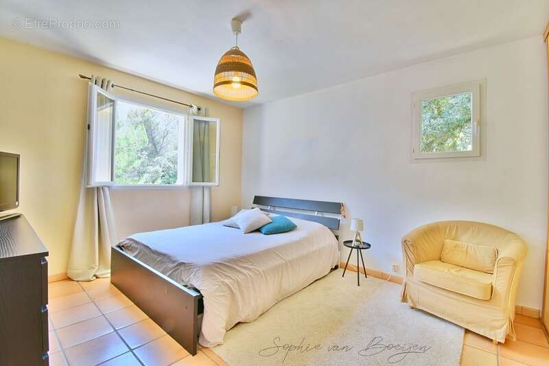 Maison à vendre 7 pièces SAINT MARC JAUMEGARDE (13), de 140 m² sur plus de 1 400 m², 4 chambres, au calme - photo 15