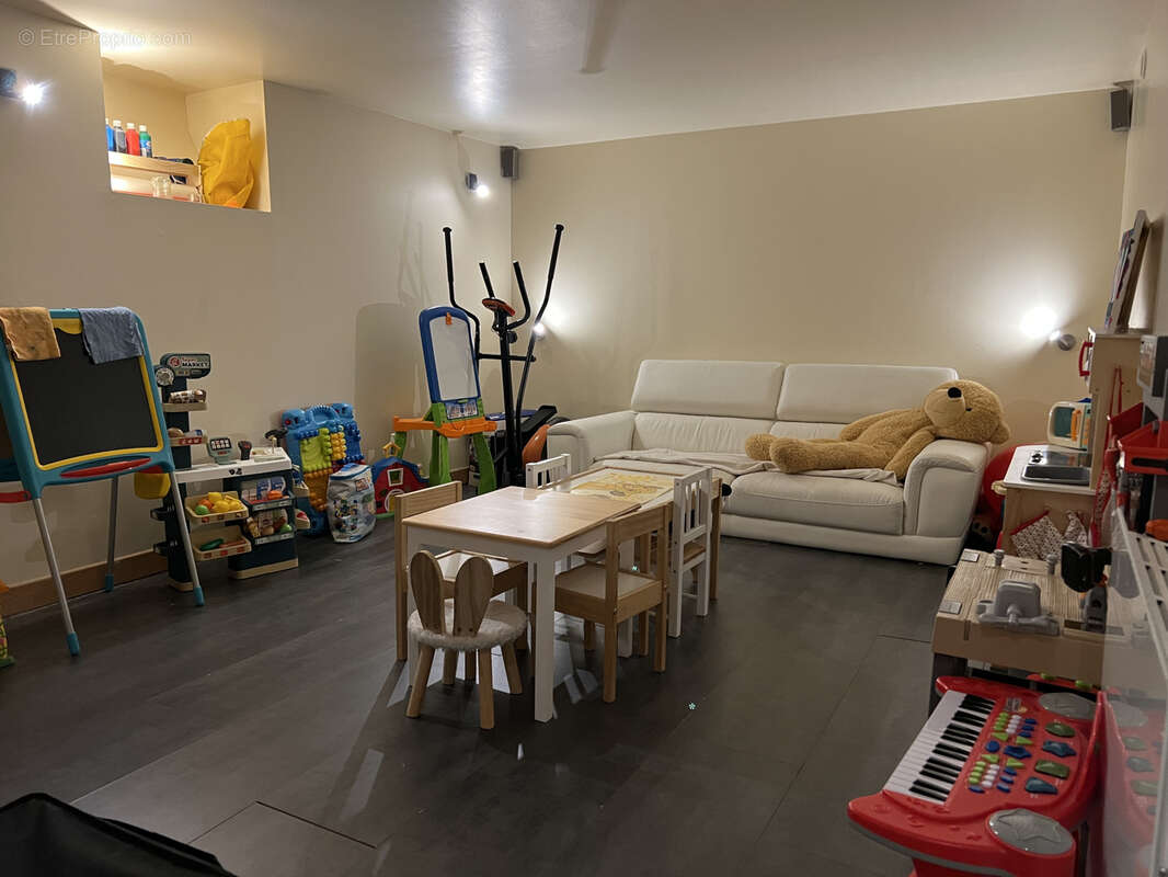 Maison à LE CHAMBON-FEUGEROLLES