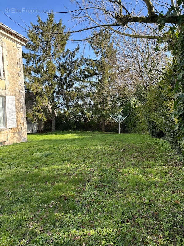 Maison à MONTIGNAC-LE-COQ