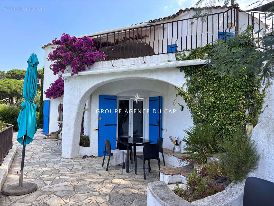 A vendre villa 6 chambres avec studio et 3 pieces independants vue mer exposition sud-ouest piscine garage parikings les issambr - photo 14