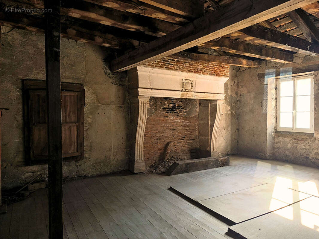 Maison à LIVINHAC-LE-HAUT