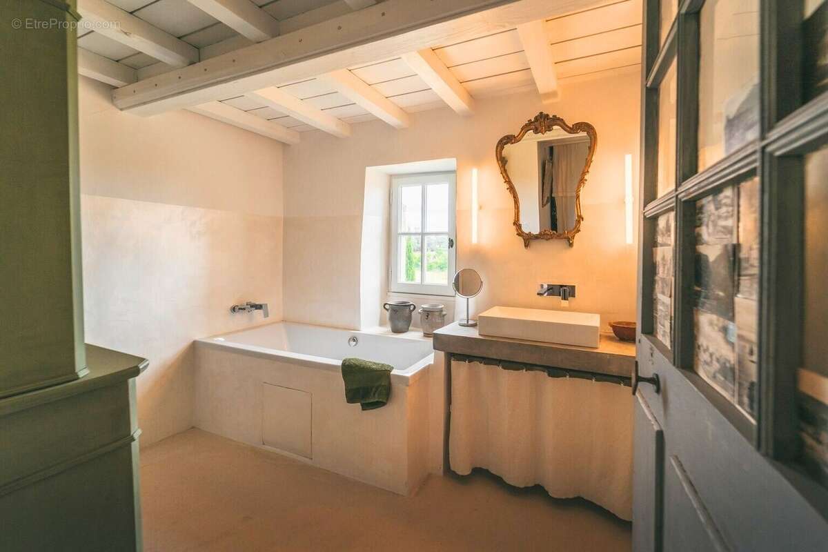 Maison 400 m² à Uzes  - photo 9