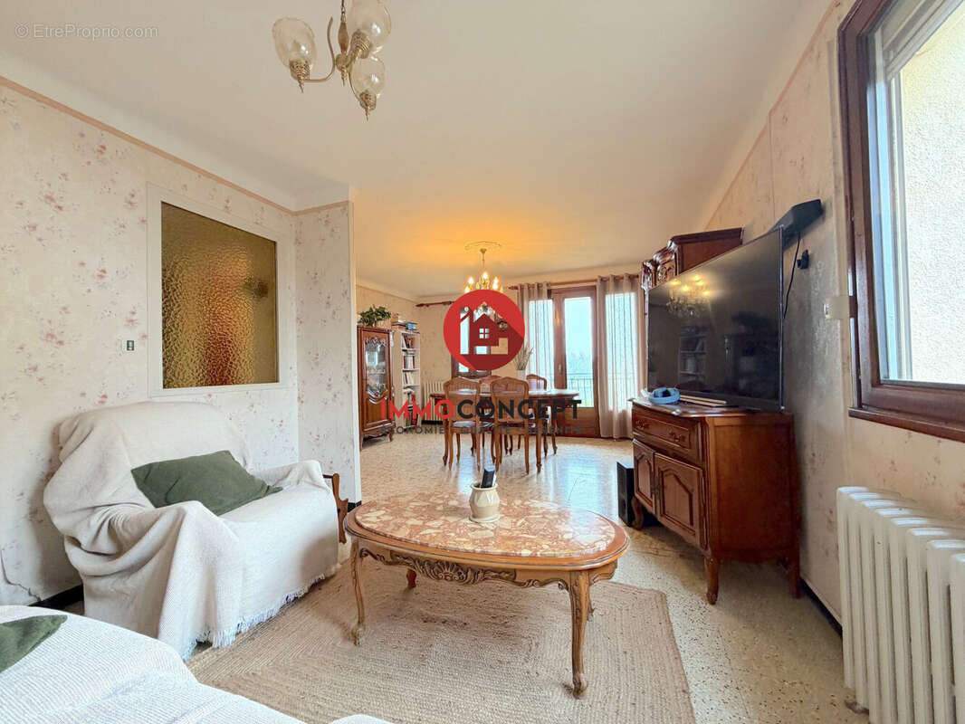 Maison à LAUDUN-L'ARDOISE