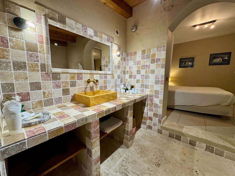 A vendre : Villa contemporaine de plain-pied avec piscine chauffée et vue montagne (Corse) - photo 10