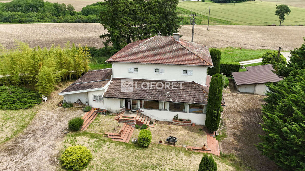 Villa à vendre de 292 m² nichée dans un parc arboré de 4800 m² entre Chalamont et Villars - photo 2