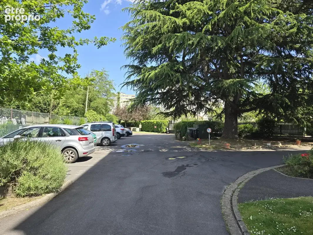 Secteur centre ville - proche des commerces, écoles et transports - 4 pièces avec terrasse - photo 12