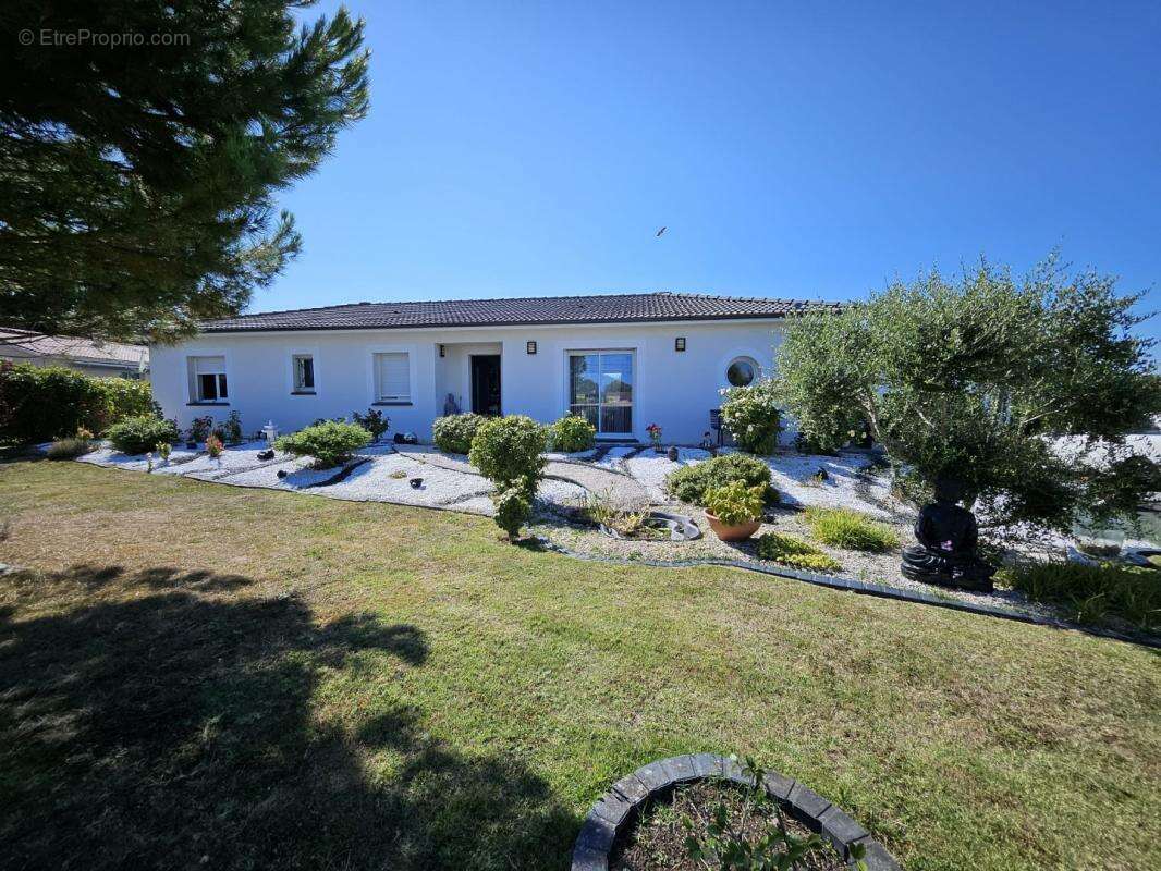 Maison à LA CHAPELLE-GONAGUET
