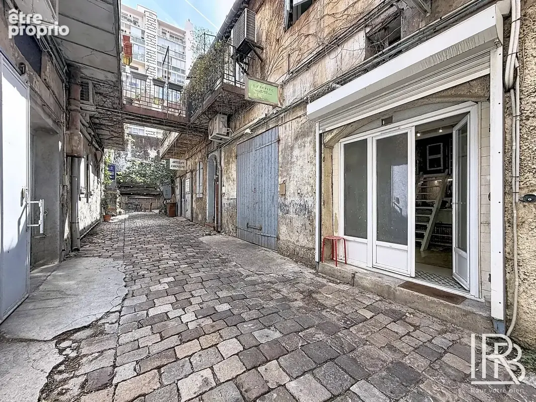 "appartement" atypique - charme de l'ancien - rue sainte - photo 2