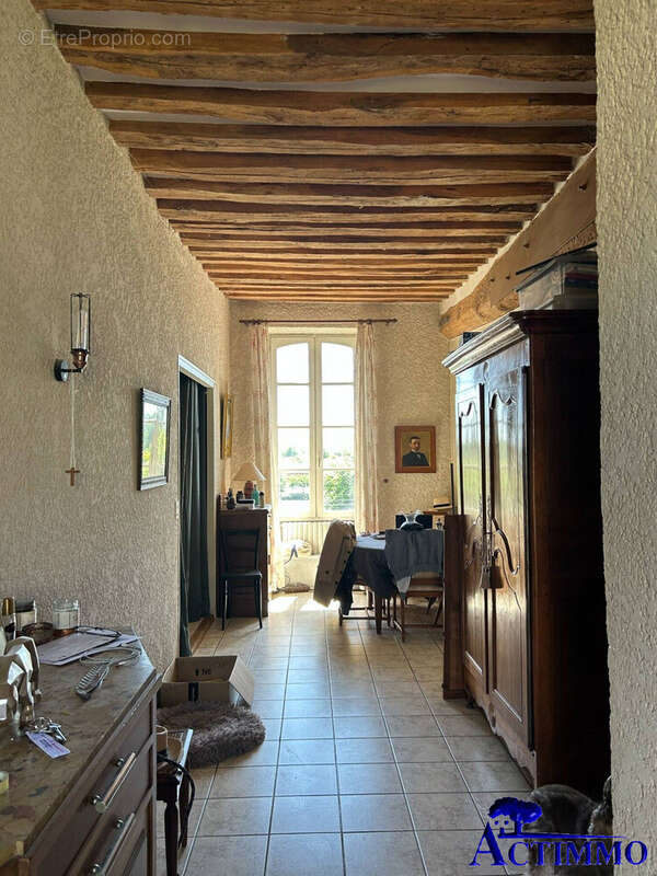 Entrée avec avec salle à manger - Maison à JOIGNY