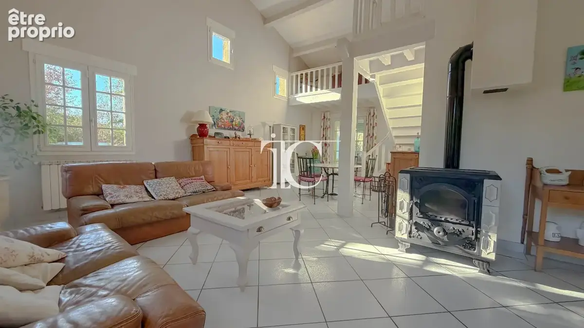 Propriété avec boxes, terrain clôturé et piscine sur 5 600 m² - photo 5