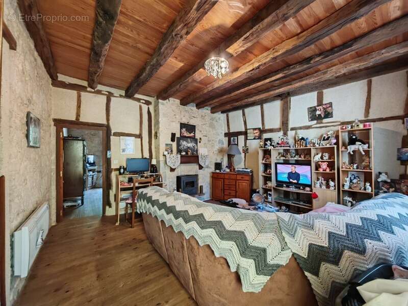 INVESTISSEMENT LOCATIF RARE – Immeuble de rapport au cœur de FOURCÈS, l'un des Plus Beaux Villages de France - photo 3