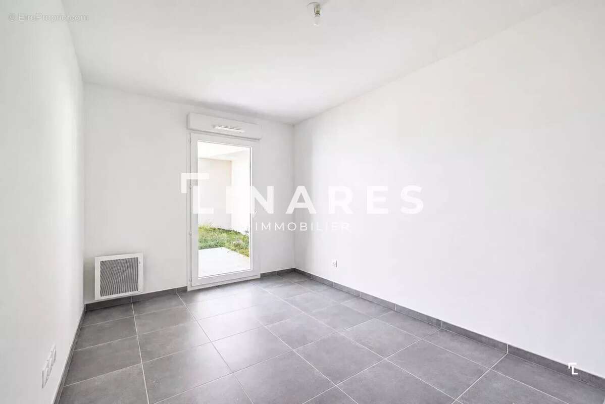 LE DOMAINE DE BELLEPEIRE - Appartement T2 de 43m² - Terrasse - Jardin de 30m2- Box (sus) - 13170 LESPENNES MIRABEAU - photo 7