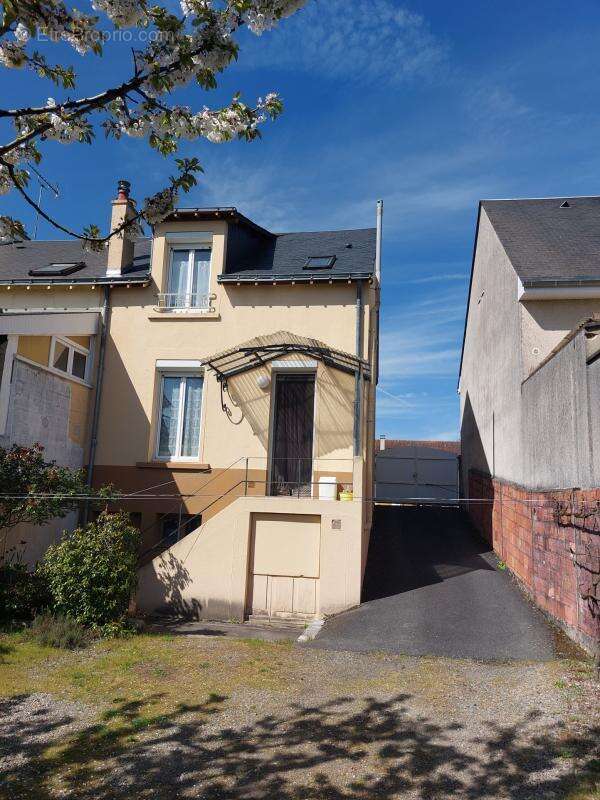 Maison à YVRE-L'EVEQUE