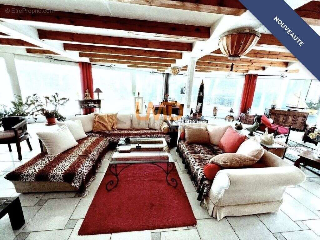 Maison à VESTRIC-ET-CANDIAC