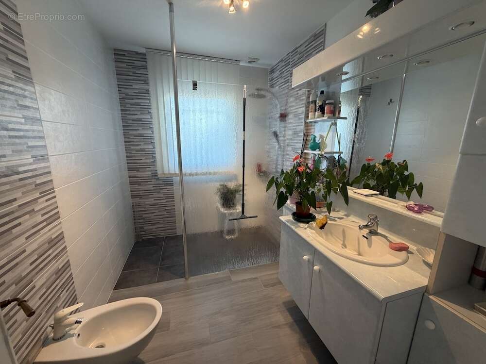 Belle villa de plain-pied avec piscine et vaste terrain – Secteu - photo 9
