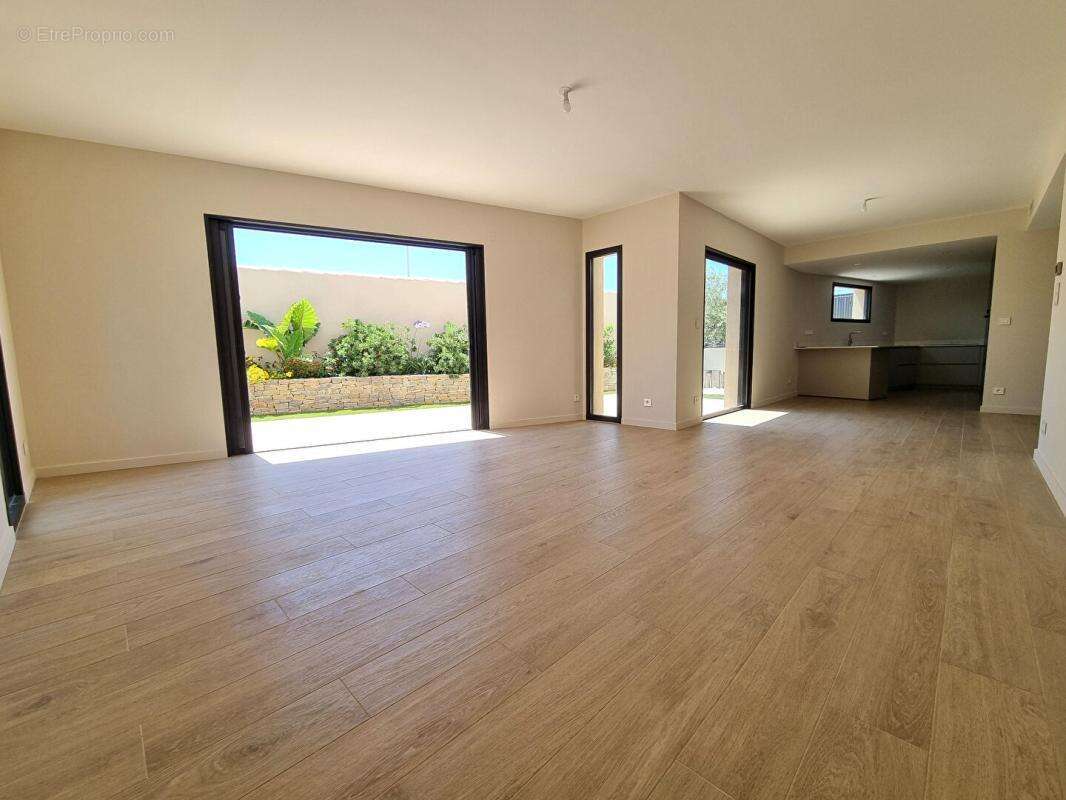 Maison à SAINT-CYR-SUR-MER