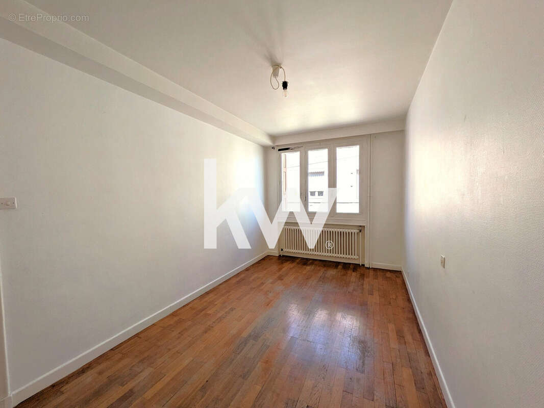 Appartement 240 m² à Saint-Bonnet-Le-Chateau  - photo 8