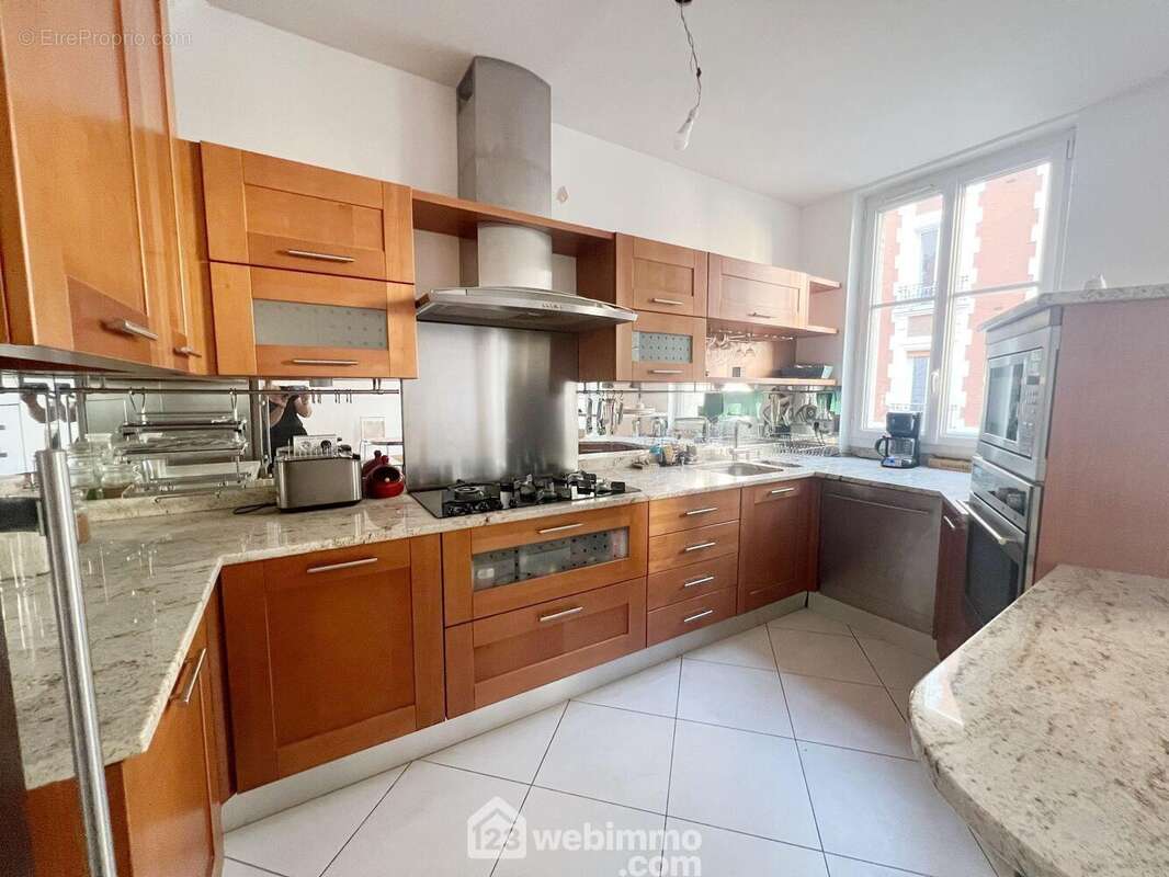 Cuisine ouverte avec équipement de qualité - Appartement à MALAKOFF