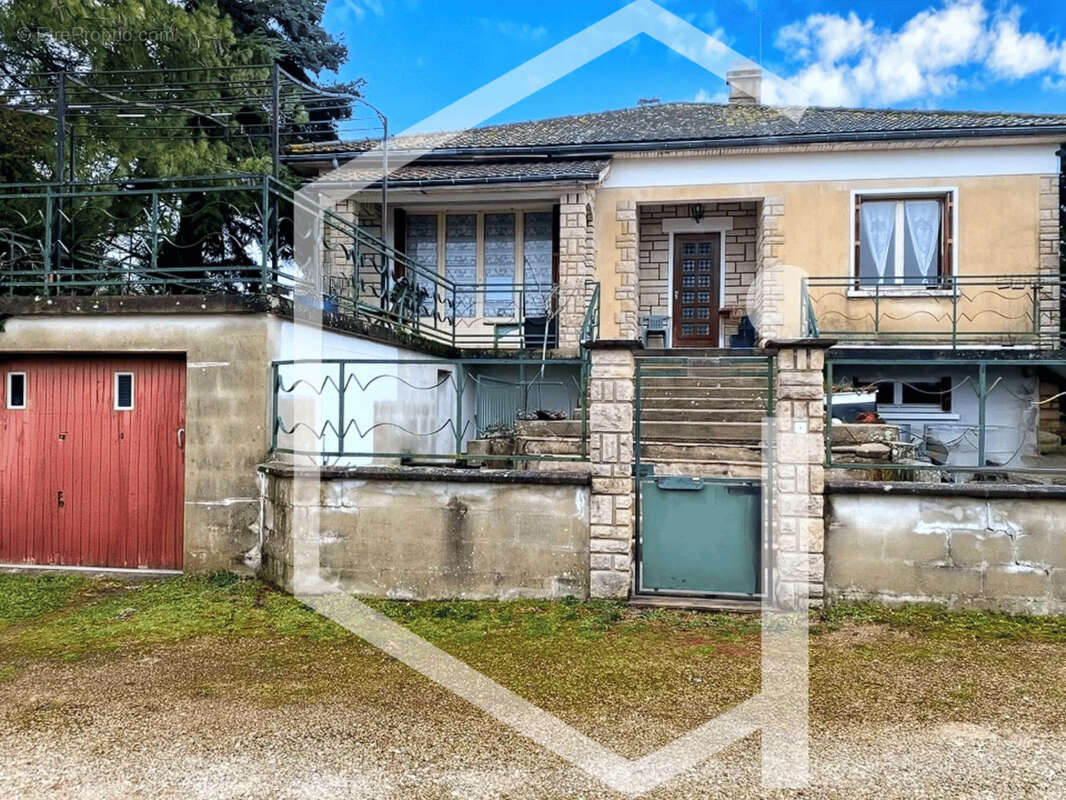 Maison à SAINT-AMAND-EN-PUISAYE