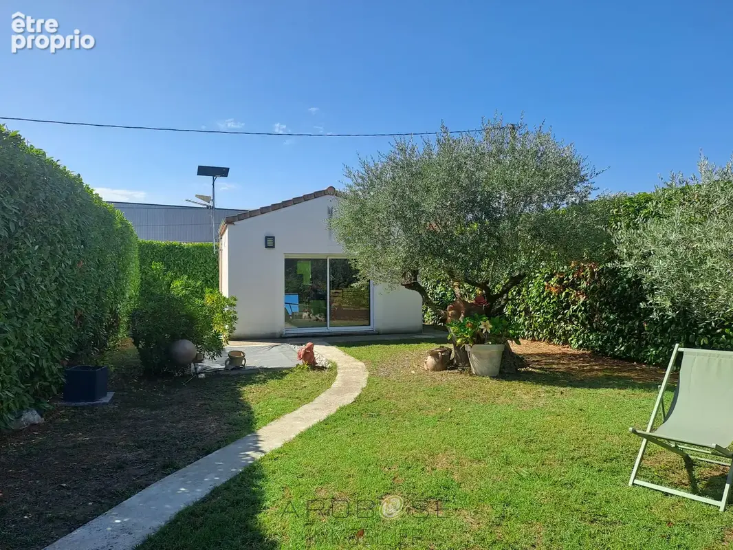 Maison de charme avec jardin, à pied des commerces, avec un  espace pro. - photo 3