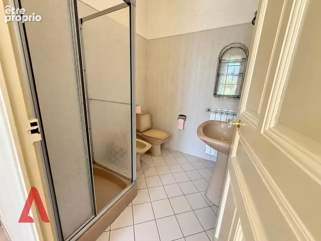Élégante maison de caractère de 300 m²  Beaux volumes  Belle hauteur sous plafond - photo 17