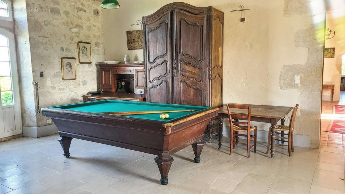 Maison à SAINT-MARTIN-DE-BEAUVILLE